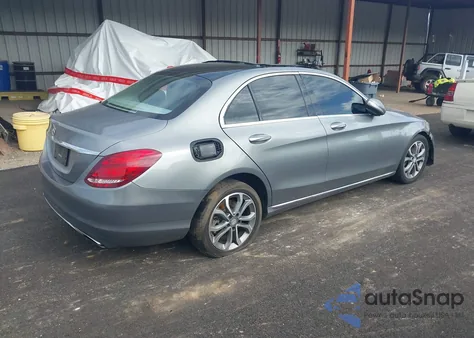 2015 Mercedes-Benz C 300 Luxury/Sport z USA, uszkodzony, nr VIN 55SWF4JB9FU044507